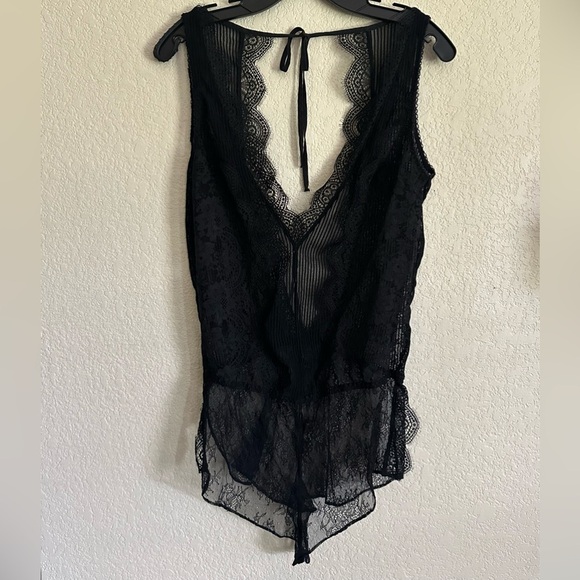 Victoria's Secret Black Scallop V-Neck Back Tie Lace Lingerie Romper Teddy S - Picture 2 of 4